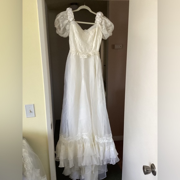 Vintage William Cahill Wedding Dress 8 - Picture 6 of 14